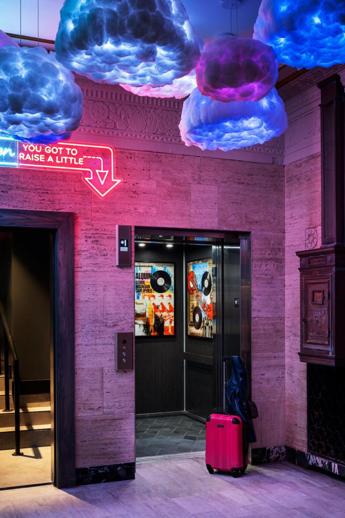 Отель Moxy Springfield Downtown Экстерьер фото