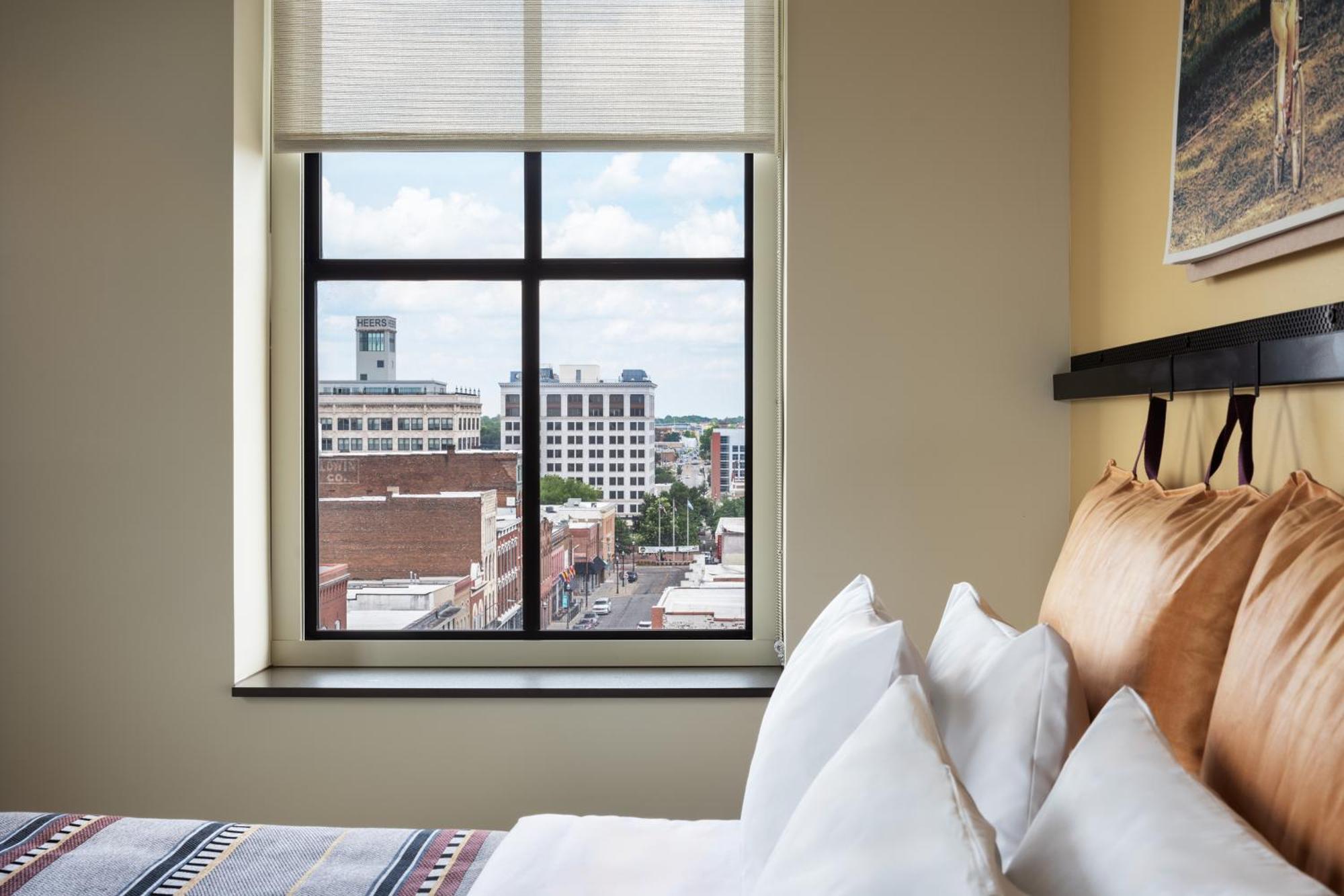 Отель Moxy Springfield Downtown Экстерьер фото