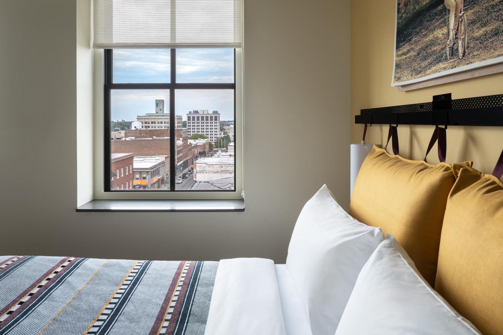 Отель Moxy Springfield Downtown Экстерьер фото